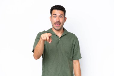 Soyutlanmış beyaz bir geçmişi olan yakışıklı bir adam şaşırmış ve öne bakıyor.