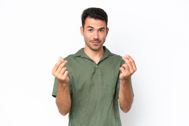 Soyutlanmış beyaz bir geçmişi olan yakışıklı genç adam para hareketi yapıyor.