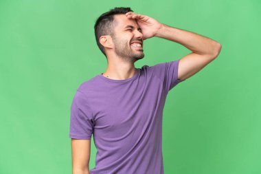 Soyutlanmış bir geçmişi olan yakışıklı beyaz bir adam çok fazla gülümsüyor.