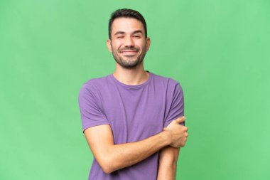 Genç, yakışıklı, beyaz bir adam soyutlanmış geçmişine gülüyor.