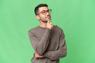 Genç, yakışıklı, beyaz bir adam soyutlanmış geçmişi araştırıyor.