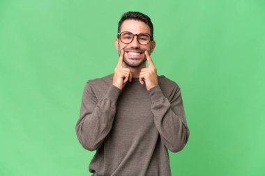 Soyutlanmış geçmişi olan yakışıklı beyaz bir adam mutlu ve hoş bir ifadeyle gülümsüyor.