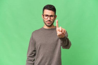 Soyutlanmış geçmişi olan yakışıklı beyaz bir adam ciddi bir ifadeye sahip birini sayıyor.