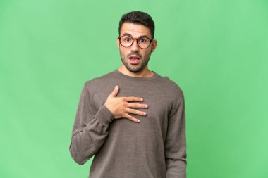 Soyutlanmış geçmişi olan yakışıklı beyaz bir adam sağa bakarken şaşırmış ve şok olmuştu.