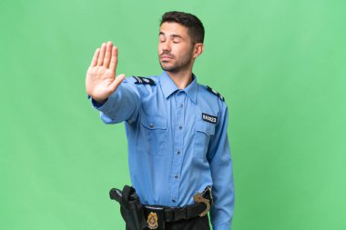 Genç polis, izole edilmiş geçmişi olan beyaz bir adam dur hareketi yapıyor ve hayal kırıklığına uğruyor.