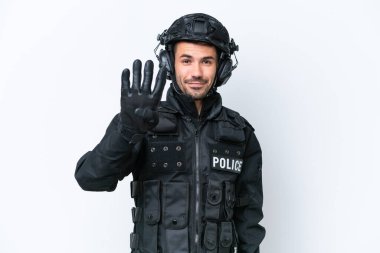 Beyaz arka planda izole edilmiş beyaz SWAT üyesi mutlu ve parmaklarıyla dört kişi sayıyor.