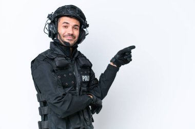 Beyaz arka planda izole edilmiş beyaz tenli beyaz bir SWAT elemanı var.