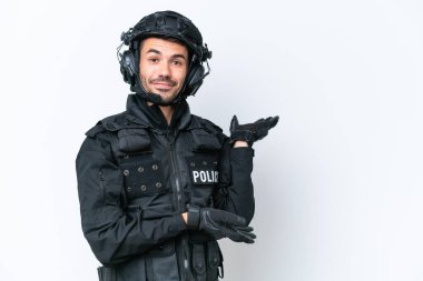 Beyaz arka planda izole edilmiş Kafkasyalı genç SWAT elemanı davet etmek için ellerini yana uzatıyor.