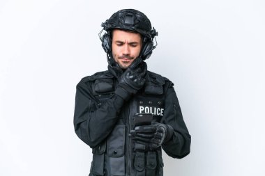 Beyaz arka planda izole genç beyaz SWAT adam düşünme ve bir mesaj gönderme