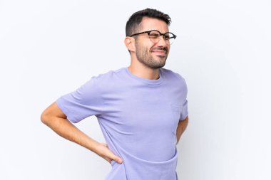 Beyaz arka planda izole edilmiş beyaz bir beyaz adam gayret gösterdiği için sırt ağrısı çekiyor.