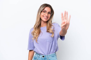 Genç Uruguaylı kadın beyaz arka planda izole edilmiş mutlu ve parmakları olan dört kişi sayıyor.