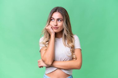 Genç Uruguaylı kadın yorgun ve sıkılmış bir ifadeyle izole edilmiş.