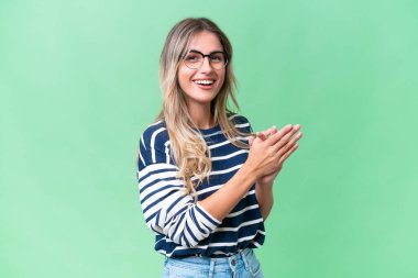 Genç Uruguaylı kadın izole arka planda alkışlıyor