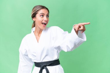 Genç Uruguaylı kadın tecrit edilmiş arka planda karate yapıyor.