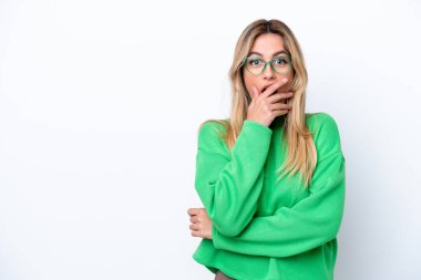 Genç Uruguaylı kadın beyaz arka planda izole edilmiş.