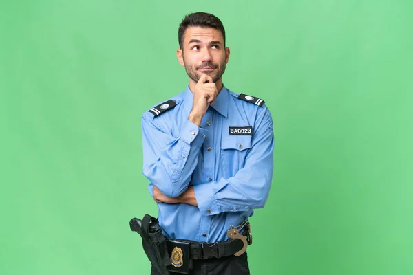 Молодий Поліцейський Кавказький Чоловік Над Ізольованим Тлом Має Сумніви Мислення — стокове фото