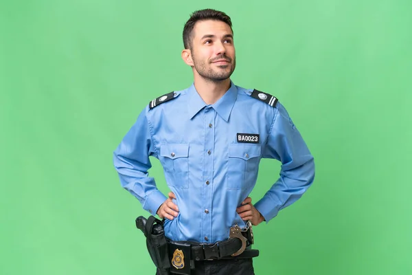 Молодий Поліцейський Білий Чоловік Над Ізольованим Тлом Позує Руками Стегні — стокове фото