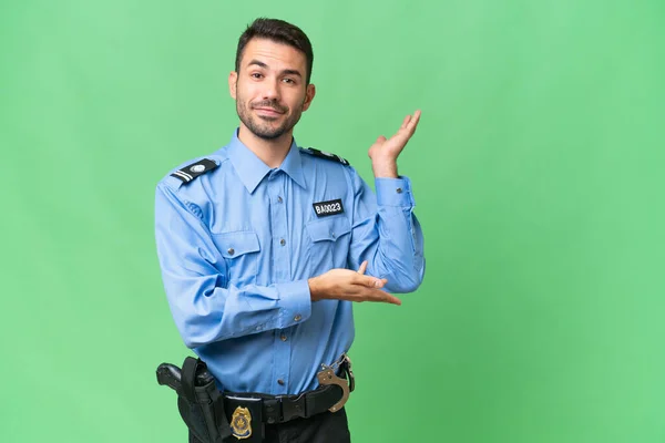 Młody Policjant Kaukaski Człowiek Odizolowanym Tle Wyciągając Ręce Bok Zaproszenie — Zdjęcie stockowe