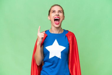 Süper Kahraman Kafkas kadın izole edilmiş arka plan yukarı işaret ediyor ve şaşırdı