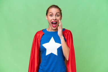 Süper Kahraman Kafkasyalı kadın şaşırmış ve şok olmuş bir yüz ifadesi ile izole edilmiş.