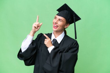 Genç üniversite mezunu beyaz bir kadın izole edilmiş arka planda işaret parmağı harika bir fikir.