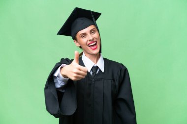 Genç üniversite mezunu beyaz bir kadın, tecrit edilmiş bir geçmişi var. Başparmakları havada çünkü iyi bir şey oldu.