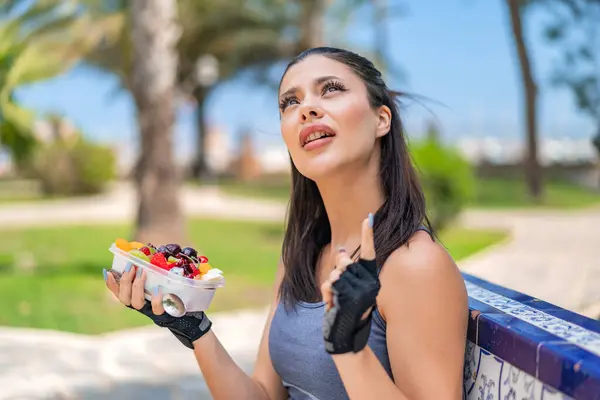 Young Pretty Sport Woman Holding Bowl Fruit Outdoors Intending Realizes — Stock Photo, Image