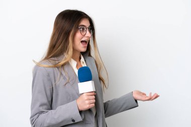 Beyaz arkaplanda beyaz arka planda mahsur kalmış beyaz TV sunucusu genç bir kadın.