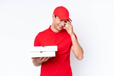 Pizza teslimatı, beyaz arka planda izole edilmiş pizza kutularını alan iş üniformalı beyaz bir adam.