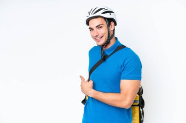 Beyaz arka planda izole edilmiş termal sırt çantalı beyaz bir adam.