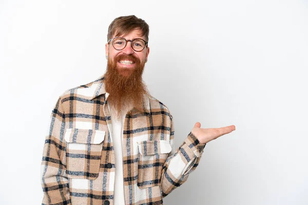 Homem Ruivo Com Barba Longa Isolado Fundo Branco Apresentando Uma — Fotografia de Stock