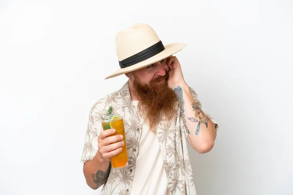 Rotschopf Mann Mit Langem Bart Trinkt Einen Cocktail Einem Strand — Stockfoto