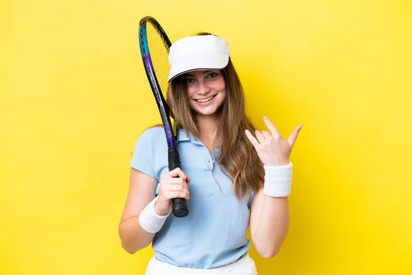 Молодая Белая Женщина Изолирована Желтом Фоне Играет Теннис Делает Предстоящий — стоковое фото