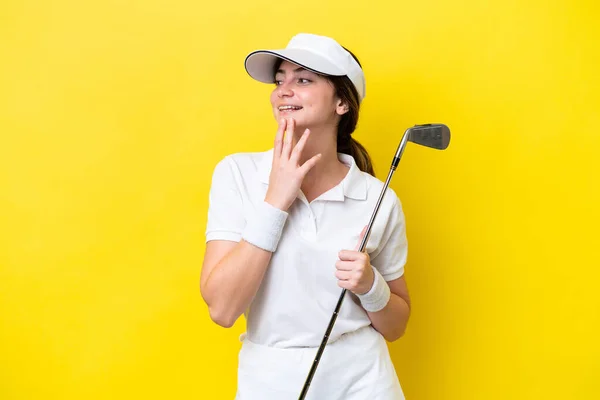 Młoda Kaukaska Kobieta Gra Golfa Odizolowany Żółtym Tle Patrząc Górę — Zdjęcie stockowe