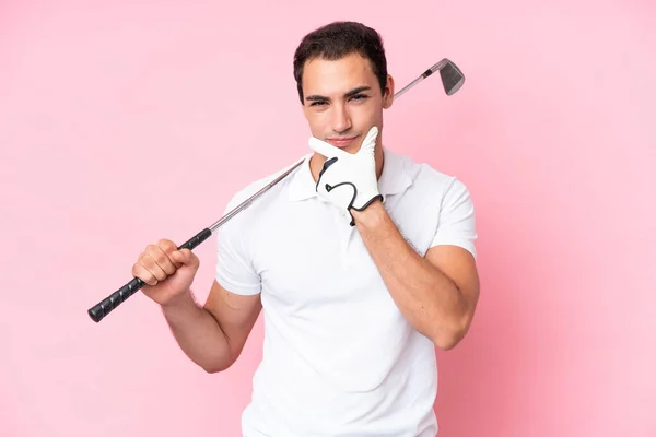 年轻的高尔夫球手男子孤立在粉红背景的思考 — 图库照片