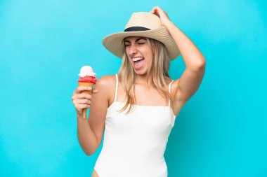 Mavi arka planda izole edilmiş kornet dondurmalı beyaz kadın bir şeyin farkına vardı ve çözüme niyetlendi.