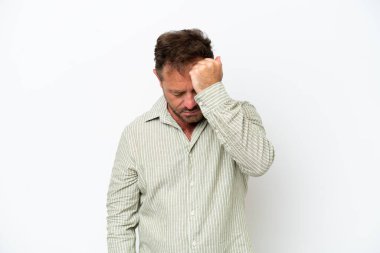 Beyaz arka planda başı ağrıyan orta yaşlı beyaz bir adam.