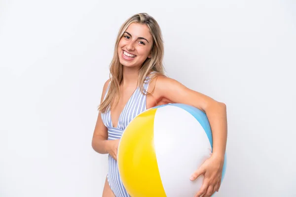 Młoda Kaukaska Kobieta Trzyma Plaża Piłka Izolowane Białym Tle Uśmiechając — Zdjęcie stockowe