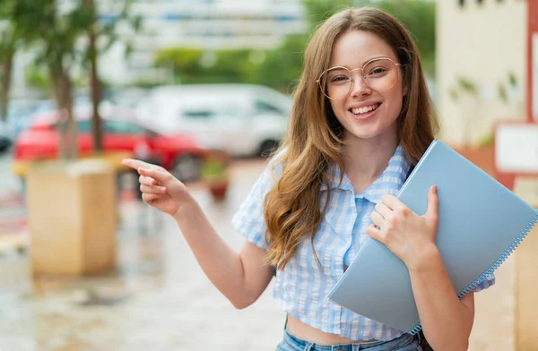 Junge Rothaarige Studentin Freien Überrascht Und Zeigt Mit Dem Finger — Stockfoto