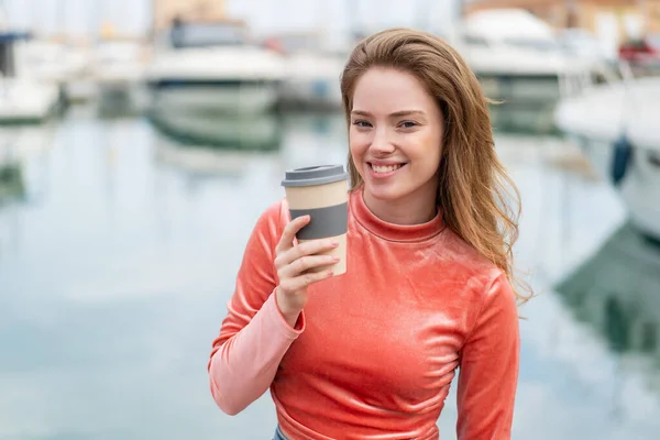 Ung Rödhårig Kvinna Håller Take Away Kaffe Utomhus Ler Hel — Stockfoto