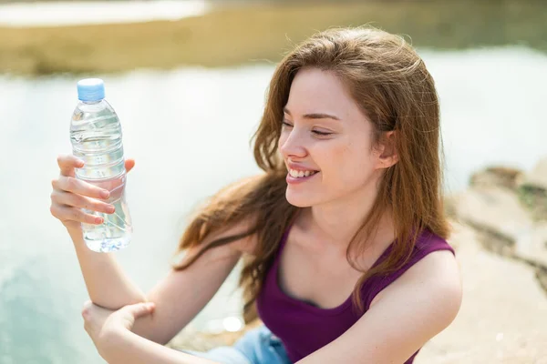 Jonge Roodharige Vrouw Met Een Fles Water Buitenlucht Met Vrolijke — Stockfoto