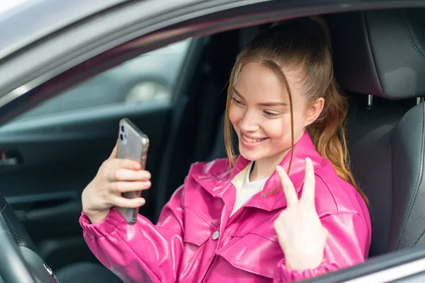 Jong Mooi Meisje Een Auto Met Behulp Van Mobiele Telefoon — Stockfoto