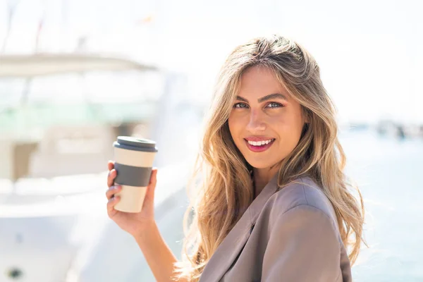 Hezké Blondýny Uruguayská Žena Drží Odnést Kávu Venkovním Usmívá Hodně — Stock fotografie