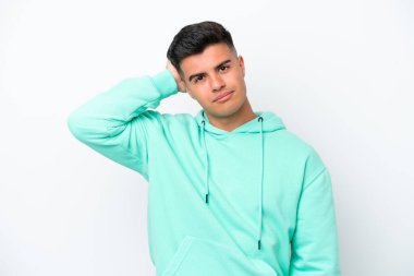 Beyaz arka planda soyutlanmış beyaz tenli yakışıklı genç bir adam hayal kırıklığı ifadesiyle ve anlamadan.