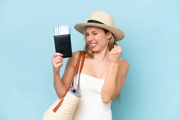 Mladá Blondýna Žena Plavkách Drží Pas Izolované Modrém Pozadí Slaví — Stock fotografie