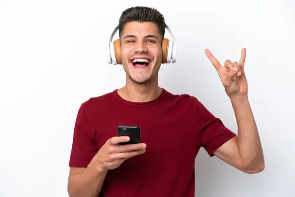 Νεαρός Καυκάσιος Άνδρας Απομονωμένος Λευκό Φόντο Ακούγοντας Μουσική Κινητή Ροκ — Φωτογραφία Αρχείου