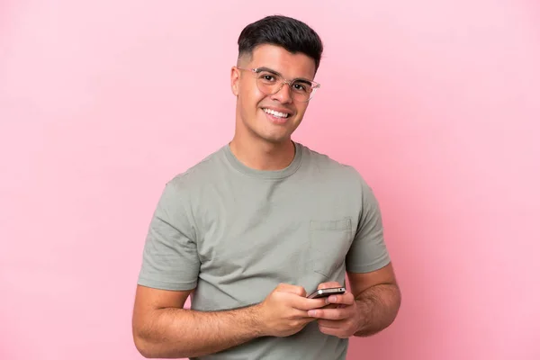 Pembe Arka Planda Izole Edilmiş Genç Beyaz Adam Cep Telefonuyla — Stok fotoğraf