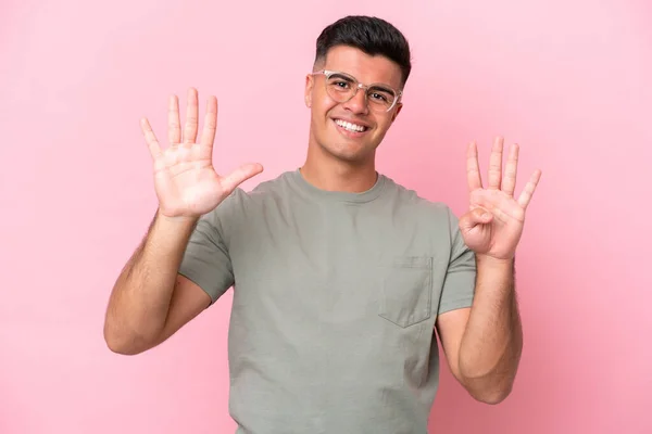 Pembe Arka Planda Izole Edilmiş Beyaz Yakışıklı Genç Adam Parmaklarıyla — Stok fotoğraf