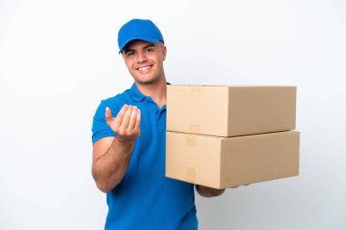 Beyaz arka planda izole edilmiş beyaz bir adam bizimle gelmesi için davet ediyor. Gelmene sevindim.