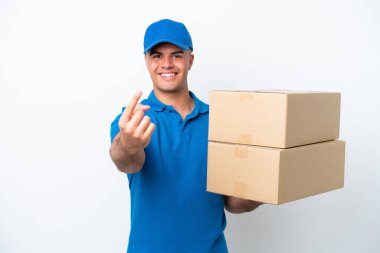 Beyaz arka planda izole edilmiş beyaz bir adam geliyor.